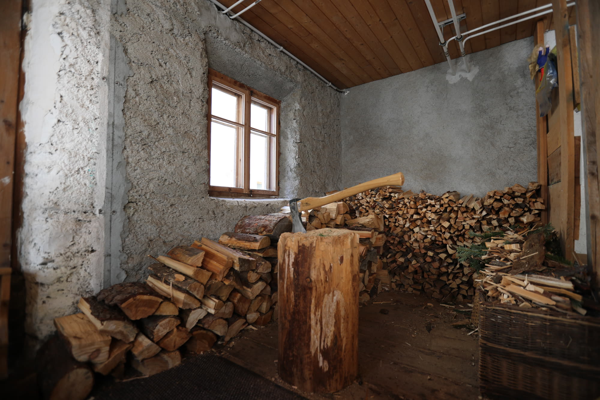 Holzlager mit Brennholz