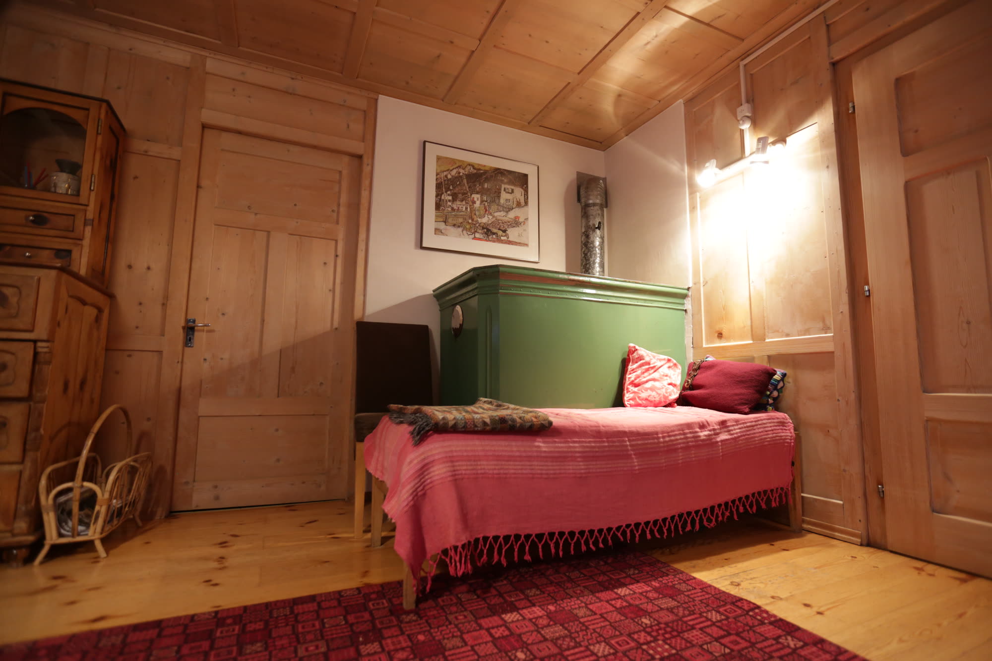 Zimmer mit grünem Kachelofen