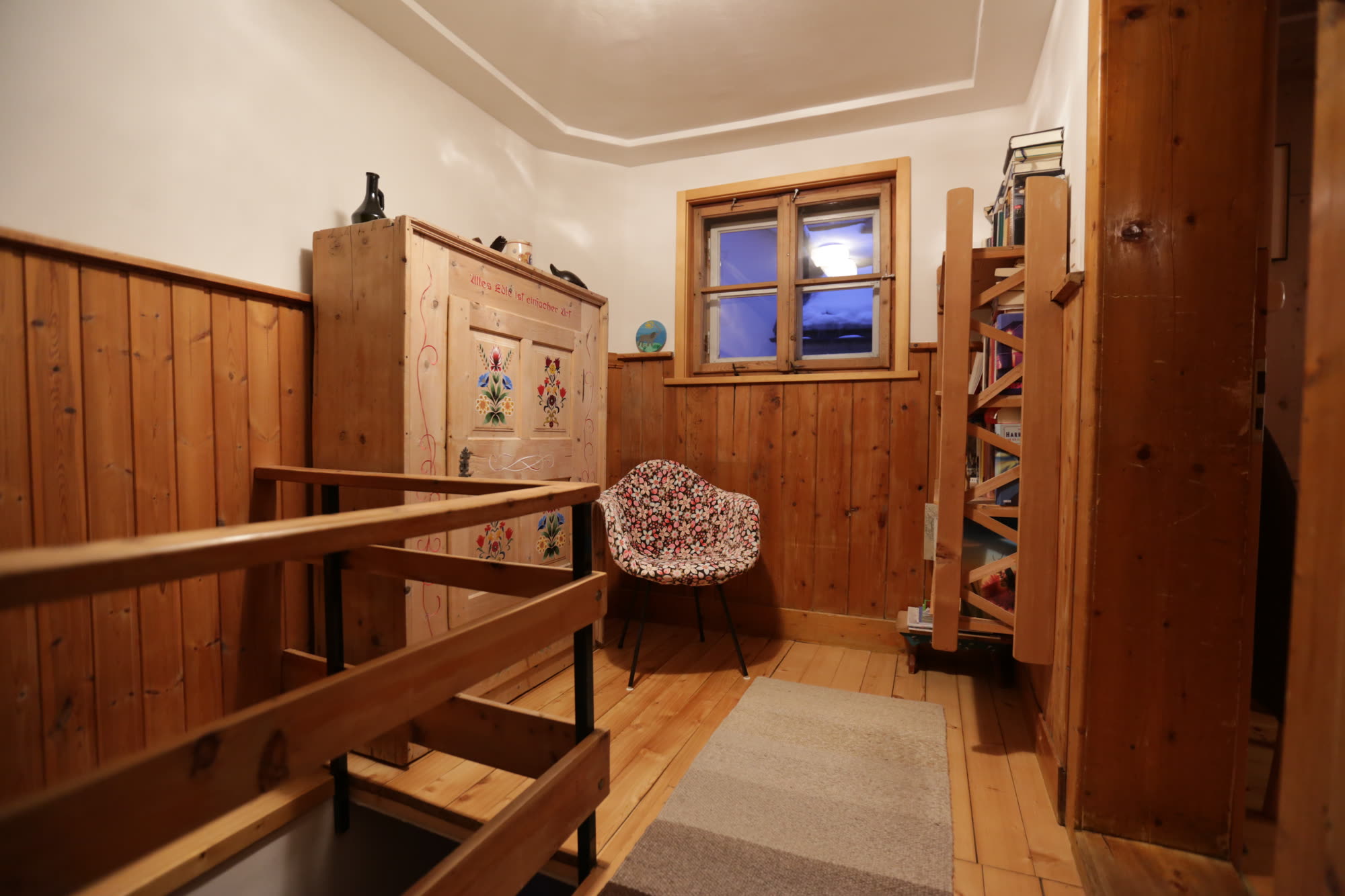 Leseecke mit Bücherregal