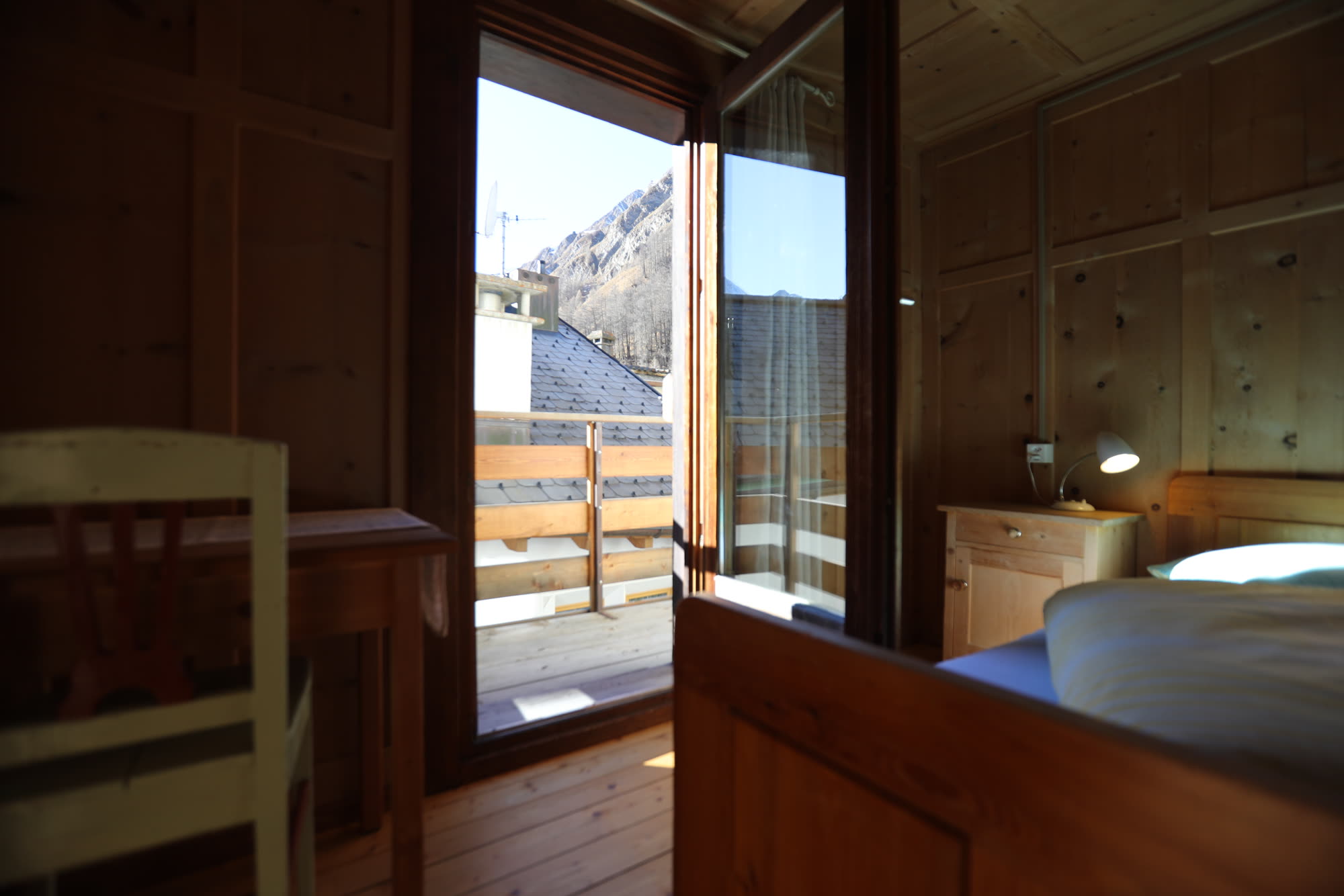 Schlafzimmer mit Tür zum Balkon