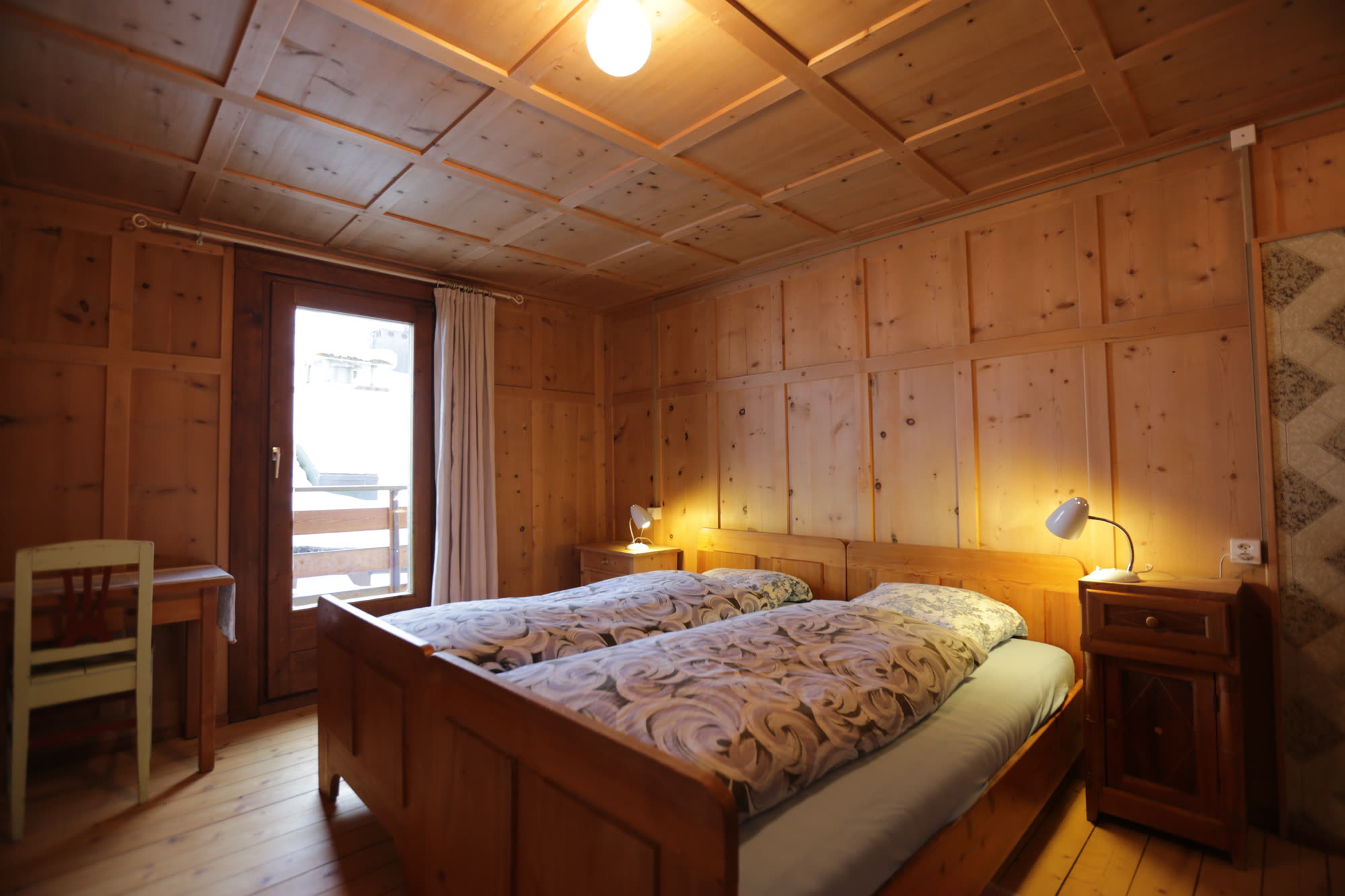 Schlafzimmer mit Doppelbett