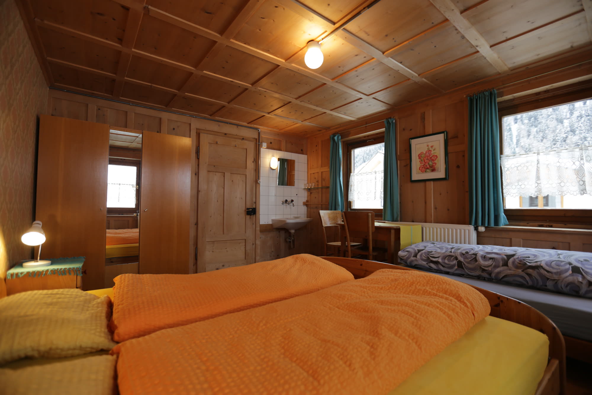 Schlafzimmer mit Doppel- und Einzelbett