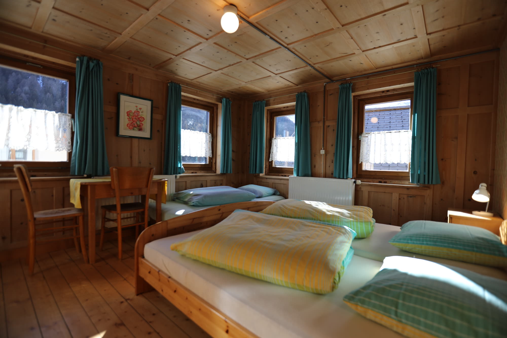 Grosses Schlafzimmer mit Tisch
