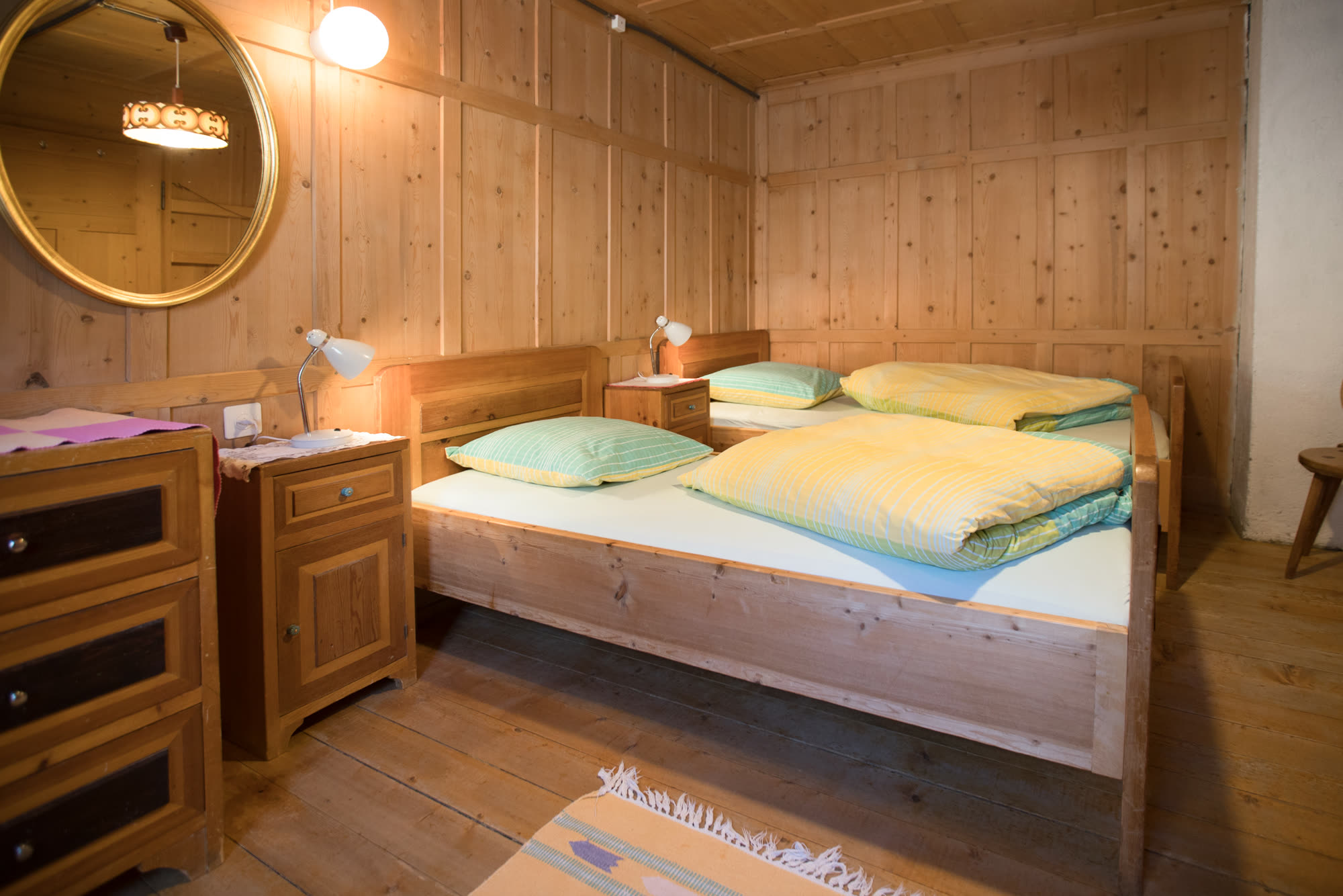 Schlafzimmer mit Holztäfer und Doppelbett